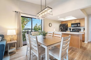 公寓式客房, 多张床, 露台 (Enjoy Lakeside Fun Lakeview At Table ) | 用餐