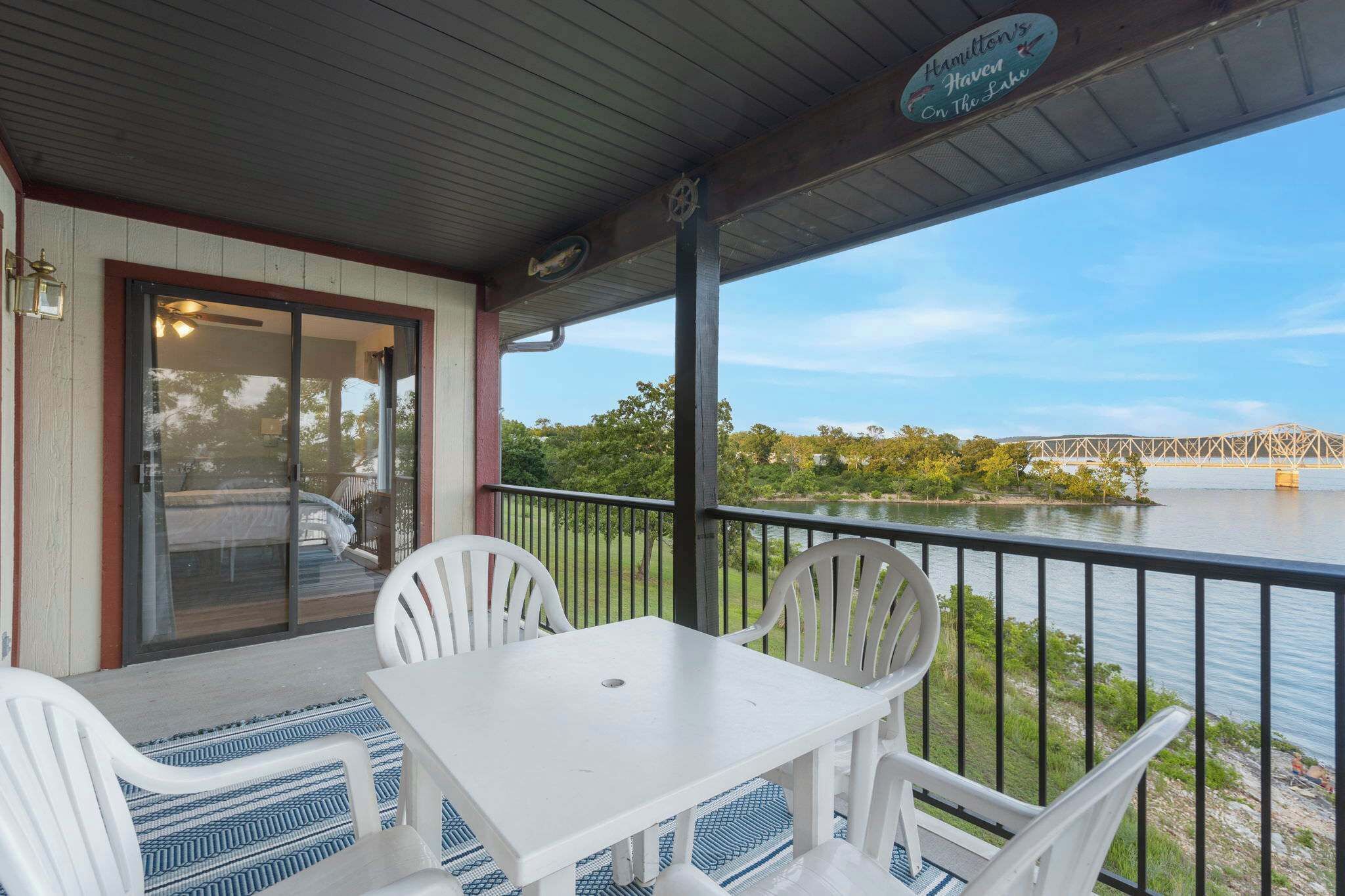 Appart'hôtel, plusieurs lits, patio (Enjoy Lakeside Fun Lakeview At Table ) | Restauration extérieure