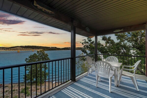 Outdoor dining - Enjoy Lakeside Fun Lakeview At Table Rock! (Kimberling City)