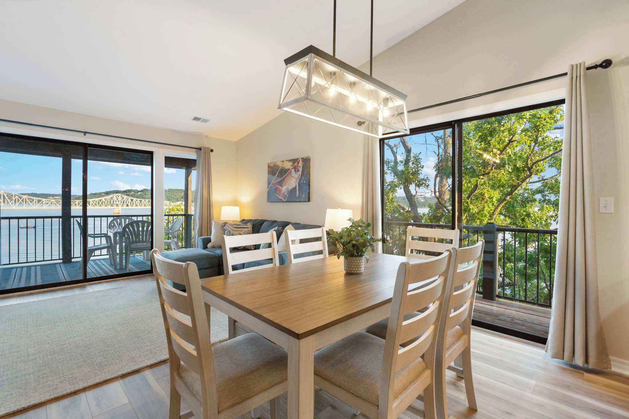 Apartment, Mehrere Betten, Terrasse (Enjoy Lakeside Fun Lakeview At Table ) | Speisen