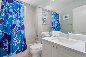 Maison mitoyenne, plusieurs lits, accĂšs piscine, vue piscine (Magical Memories Villa) | Salle de bain | SĂšche-cheveux, serviettes fournies