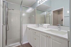 Stadtwohnung, Mehrere Betten, Poolzugang, Poolblick (Magical Memories Villa) | Badezimmer
