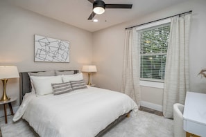 3 bedrooms, individually decorated, individually furnished, free WiFi - Lee Street Lodge (Covington)