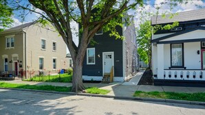 A residential street with houses, a tree, and a sidewalk. - Lee Street Lodge (Covington)