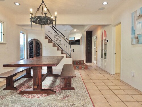 La Brisa 1 Block From the Beach!