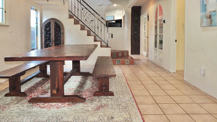 La Brisa 1 Block From the Beach!