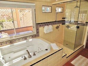 Casa, varias camas, patio, vistas al jardín (La Brisa) | Baño | Toallas