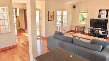 Casa, varias camas, patio, vistas al jardín (La Brisa) | Zona de estar | Televisión de pantalla plana de 42 pulgadas con canales digitales