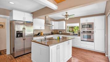 Cabin, Multiple Beds, Hot Tub, Mountain View (Manzanita Cabin) | Private kitchen | Fridge, microwave, oven, stovetop