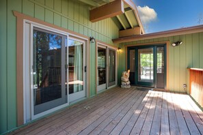 Terrace/patio - Immersed in Nature! Manzanita Cabin W/hot Tub (Oakhurst)