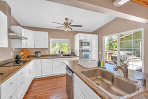 Cabin, Multiple Beds, Hot Tub, Mountain View (Manzanita Cabin) | Private kitchen