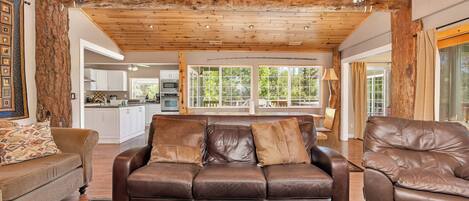 Cabane, plusieurs lits, bain à remous, vue montagne (Manzanita Cabin) | Coin séjour