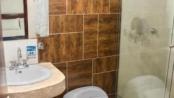 Familiekamer | Badkamer | Gratis toiletartikelen, handdoeken, zeep, shampoo