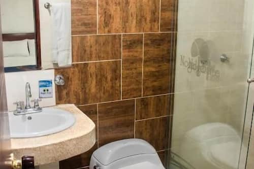 Perhehuone | Kylpyhuone | Ilmaiset hygieniatuotteet, pyyhkeet, saippua, sampoo