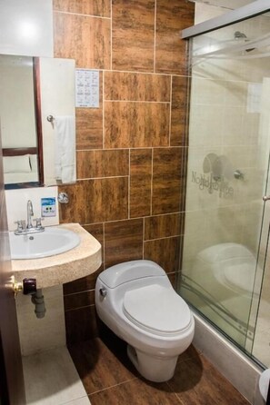 Family Room | Bathroom | Free toiletries, towels, soap, shampoo - Nogal Suite Hotel Pasto (San Juan de Pasto)