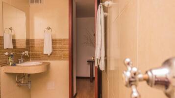 Junior suite | Badkamer | Gratis toiletartikelen, handdoeken, zeep, shampoo
