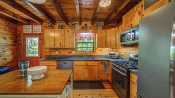 Cabin, Multiple Beds, Hot Tub, Garden View | Private kitchen | Fridge, microwave, oven, stovetop