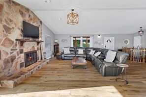 Ferienhaus, Mehrere Betten, Whirlpool | Wohnbereich | Fernseher, Kamin