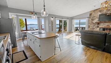 House, Multiple Beds, Hot Tub | Private kitchen | Fridge, microwave, oven, stovetop