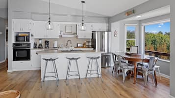 House, Multiple Beds, Hot Tub | Private kitchen | Fridge, microwave, oven, stovetop