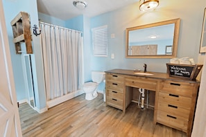House, Multiple Beds, Hot Tub | Bathroom