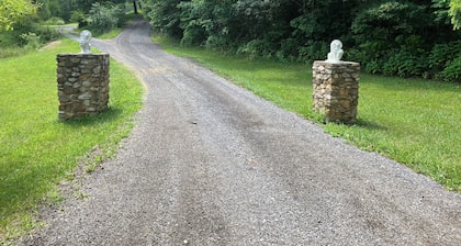 Studio w/pool & hot tub -only minutes to Triple Crown hiking trails