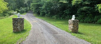 Studio w/pool & hot tub -only minutes to Triple Crown hiking trails