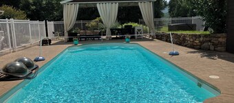   Studio w/pool & hot tub -only minutes to Triple Crown hiking trails