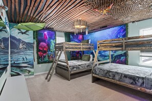 6 bedrooms, desk, iron/ironing board, travel crib