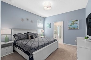 6 bedrooms, desk, iron/ironing board, travel crib