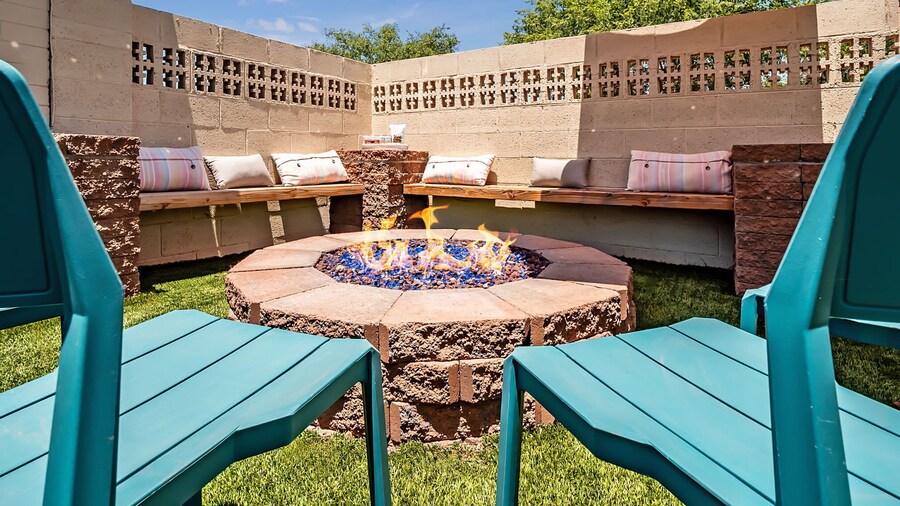 5BR Sleeps 10 Hot Tub Fire Pit Games & Walk to ASU