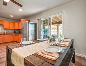 Casa, várias camas, banheira de imersão, vista para o jardim (Margo Retreat) | Cozinha privada | Geladeira, micro-ondas, fogão, cooktop