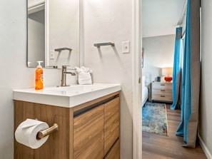 Maison, plusieurs lits, bain Ă remous, vue jardin (Margo Retreat) | Salle de bain | SĂšche-cheveux, serviettes fournies