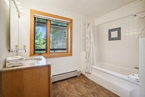 Bathtub, towels - Enjoy this spectacular 2 bedroom With Sports Center J5 (Killington)