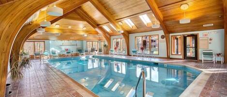 Alberca techada y alberca climatizada