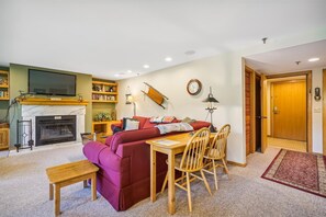 Fernseher, Kamin, Tischfußball, Tischtennisplatte