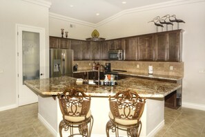 雪櫃、微波爐、焗爐、爐具