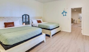 3 bedrooms, iron/ironing board, WiFi, bed sheets - Admiral's Sandy Beach Chalet (Flowery Branch)