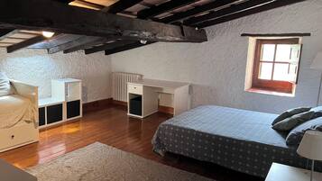 4 slaapkamers, een bureau, gratis wifi, beddengoed