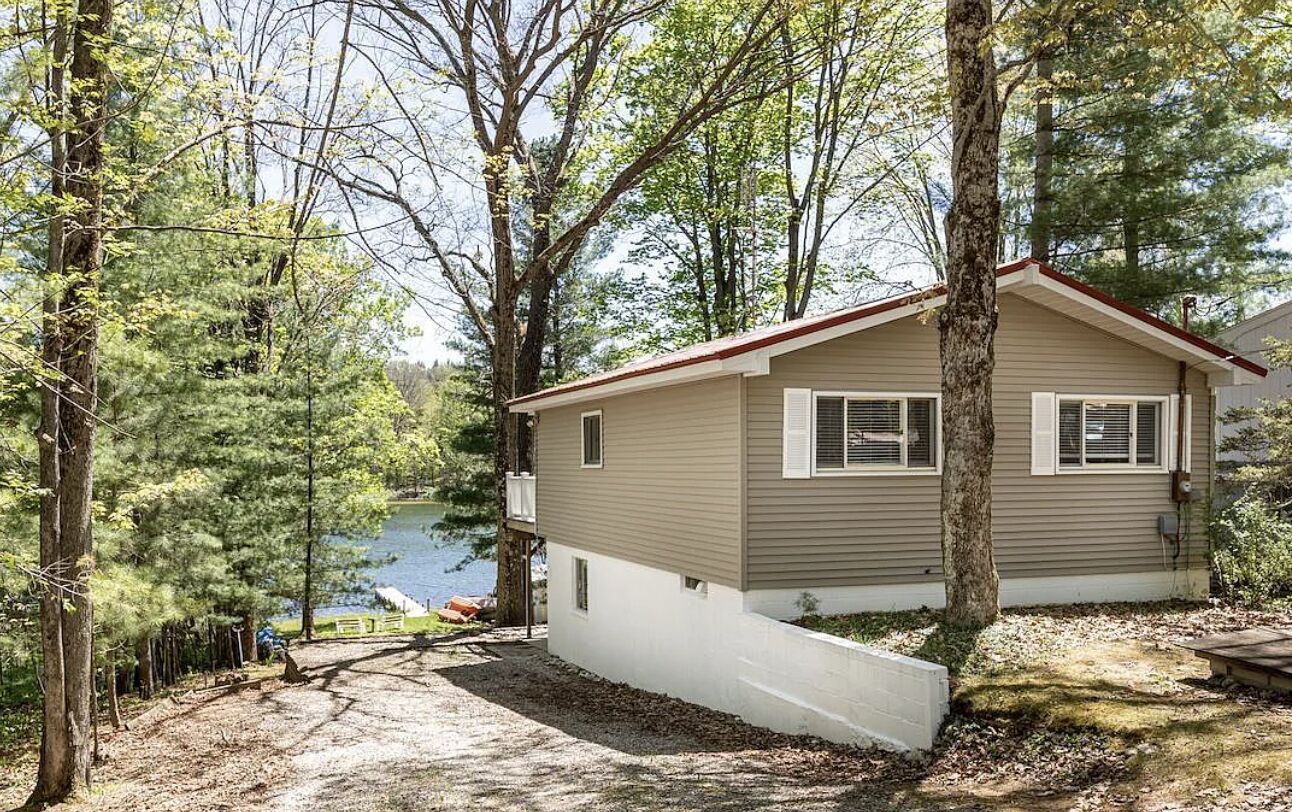 Peaceful Cozy Lakefront Cottage near Traverse City, Sleeping Bear Dunes, Skiing