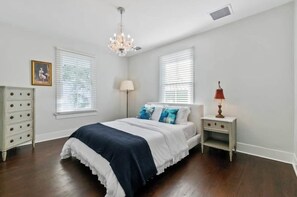 2 slaapkamers, een strijkplank/strijkijzer, reisbedje, wifi