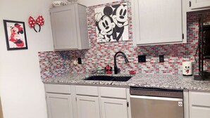 Private kitchen - Be Our Guest! Large fenced yard! Pet/kid friendly (Sevierville)