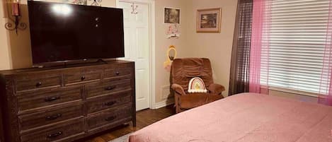 3 habitaciones, tabla de planchar con plancha, wifi y ropa de cama