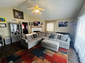 TV, fireplace - Be Our Guest! Large fenced yard! Pet/kid friendly (Sevierville)
