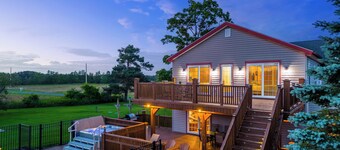 Spacious Family Retreat! 9 Bedrooms - Indoor  Pool, Hot tub, Sauna!