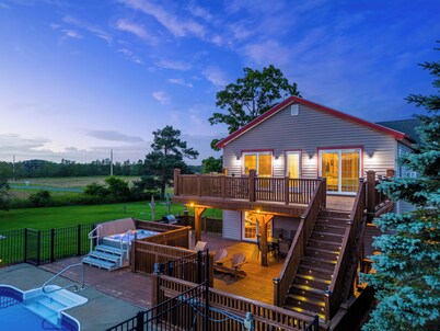 Spacious Family Retreat! 9 Bedrooms - Indoor Pool, Hot tub, Sauna!