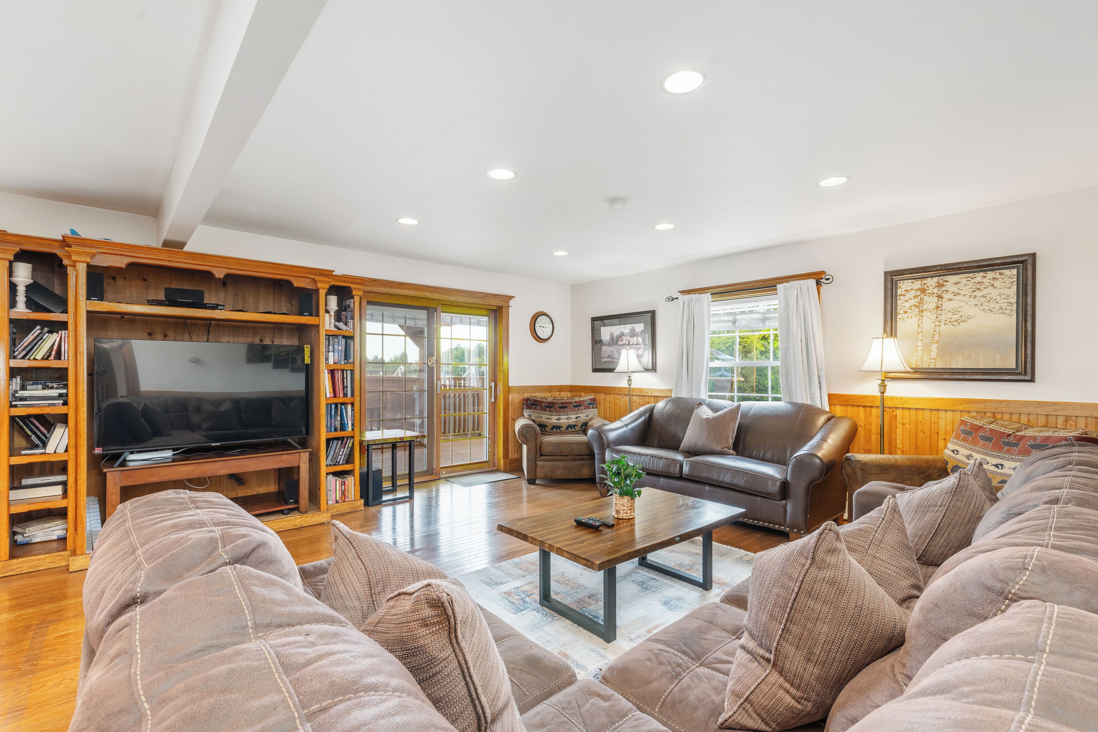 Smart TV, caminetto, lettore DVD, libri