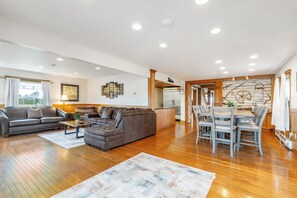 Smart-TV, Kamin, DVD-Player, Bücher