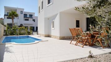 Apartment, Smoking | Exterior