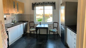 Køleskab, mikrobølgeovn, ovn, kogeplade